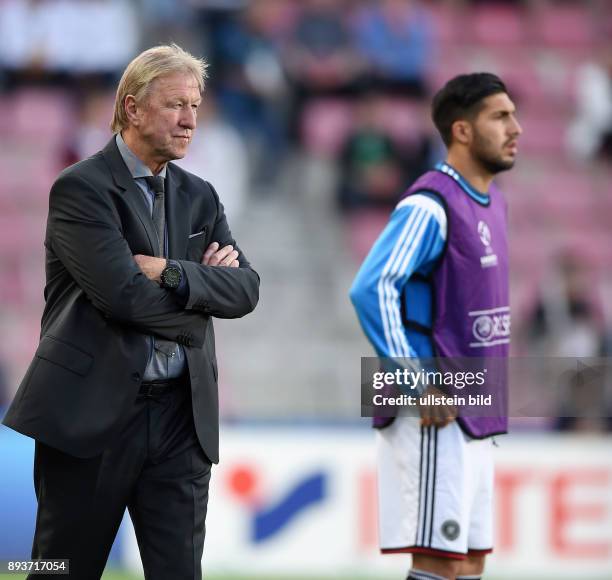 International UEFA U21-EUROPAMEISTERSCHAFT 2015 GRUPPENPHASE in Prag Deutschland 1-1 Serbien Trainer Horst Hrubesch nachdenklich und Emre Can