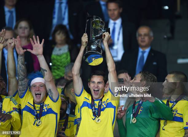 International UEFA U21-EUROPAMEISTERSCHAFT 2015 FINALE in Prag Schweden - Portugal JUBEL Sieger Schweden: John Guidetti, Branimir Hrgota mit Pokal,...