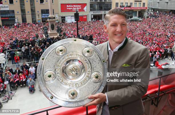 Fussball 1. Bundesliga Saison 2014/2015 Der FC Bayern Muenchen feiert seine 25. Deutsche Meisterschaft auf dem Muenchner Marienplatz: Bastian...