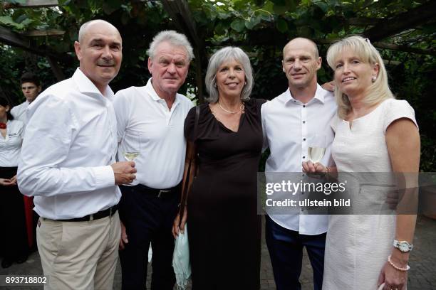 Fussball 25 Jahre nach dem Titelgewinn bei der WM 1990 in Italien Raimond Aumann, Sepp Maier, mit Frau Monika Roth, Hans Pfluegler mit Frau Petra...