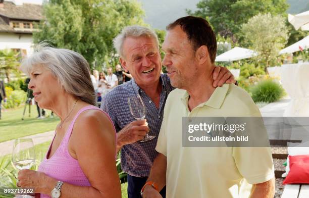 Fussball 25 Jahre nach dem Titelgewinn bei der WM 1990 in Italien Sepp Maier mit Frau Monika Roth umarmt Holger Osieck