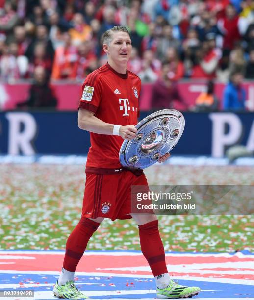 Bayern Muenchen - 1. FSV Mainz 05 Der FC Bayern feiert die 25. Deutsche Meisterschaft: Bastian Schweinsteiger mit Schale