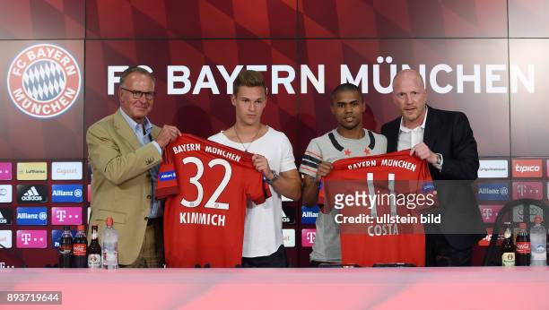 Teampraesentation FC Bayern Muenchen in der Allianz Arena Vorstandsvorsitzender Karl Heinz Rummenigge mit Joshua Kimmich , Douglas Costa und...