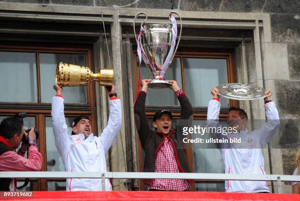 Champions Party des FC Bayern Muenchen nach dem Gewinn des DFB Pokal und Triple. Das Team feiert auf dem Muenchner Marienplatz den historischen...