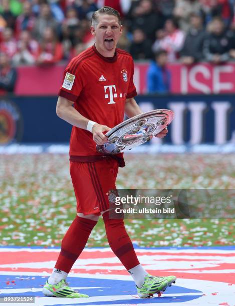 Bayern Muenchen - 1. FSV Mainz 05 Der FC Bayern feiert seine 25. Deutsche Meisterschaft: Bastian Schweinsteiger jubelt mit der Meisterschale und...