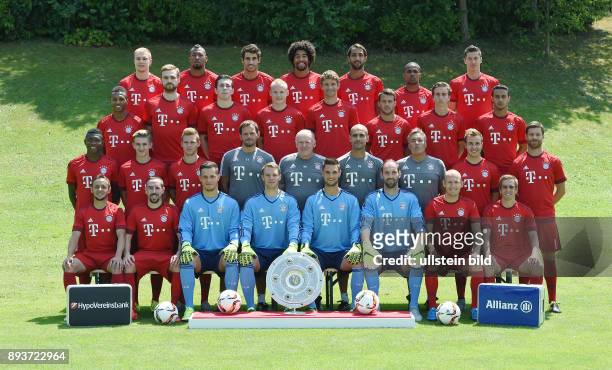 Fototermin beim FC Bayern Muenchen Mannschaftsbild: Holger Badstuber, Jerome Boateng, Javi Martinez, Dante, Mehdi Benatia, Douglas Costa, Robert...