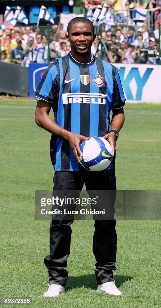 Cameroon striker Samuel Eto'o poses with his new jersey during his presentation at Inter Milan's training centre in Appiano Gentile on July 28, 2009...