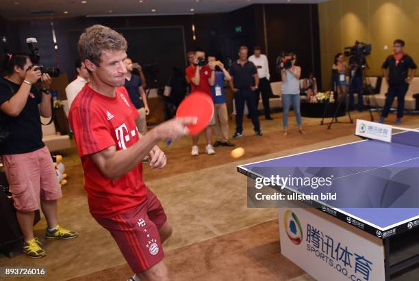 Audi Football Summer Tour China 2015 FC Bayern Muenchen Tag 2; Thomas Mueller spielt Tischtennis bei einem Event des Sports.qq.com
