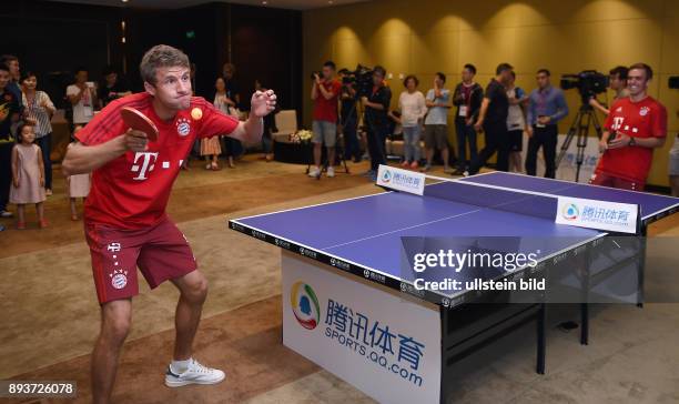 Audi Football Summer Tour China 2015 FC Bayern Muenchen Tag 2; Thomas Mueller und Philipp Lahm spielen Tischtennis bei einem Event des Sports.qq.com