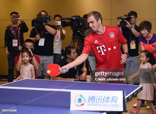 Audi Football Summer Tour China 2015 FC Bayern Muenchen Tag 2; Philipp Lahm spielt Tischtennis bei einem Event des Sports.qq.com