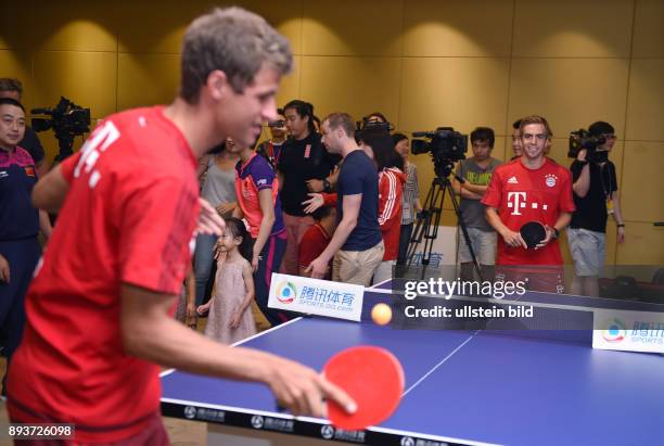 Audi Football Summer Tour China 2015 FC Bayern Muenchen Tag 2; Philipp Lahm und Thomas Mueller spielen Tischtennis bei einem Event des Sports.qq.com
