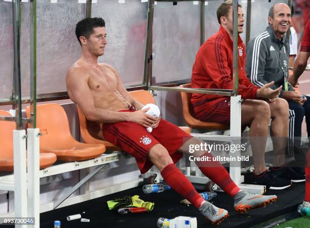 Audi Football Summit Beijing FC Bayern Muenchen 4-1 FC Valencia Robert Lewandowski sitzt mit nacktem Oberkoerper nach dem Spiel auf der Ersatzbank