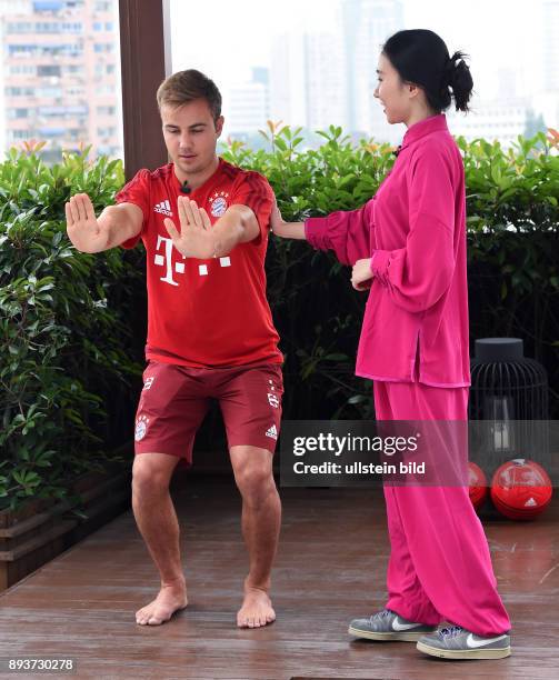 Audi Football Summer Tour China 2015 FC Bayern Muenchen Tag 5: Mario Goetze wird von der chinesischen Kung Fu Kuenstlerin Cecilia Lixiang Yan in...