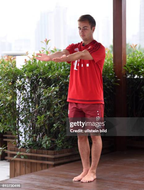 Audi Football Summer Tour China 2015 FC Bayern Muenchen Tag 5: Mario Goetze wird von der chinesischen Kung Fu Kuenstlerin Cecilia Lixiang Yan in...