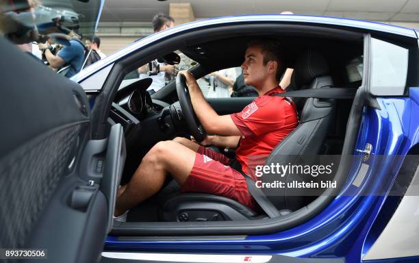 Audi Football Summer Tour China 2015 FC Bayern Muenchen Tag 4: Audi Driving Experience Mario Goetze in einem Audi R 8 auf der Formel 1 Rennstrecke in...