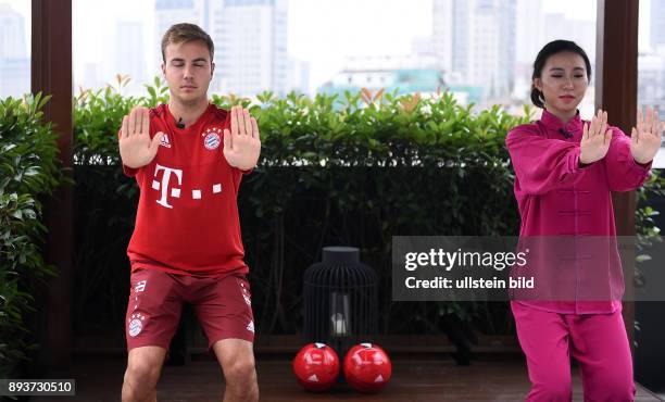Audi Football Summer Tour China 2015 FC Bayern Muenchen Tag 5: Mario Goetze wird von der chinesischen Kung Fu Kuenstlerin Cecilia Lixiang Yan in...