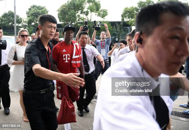 Audi Football Summer Tour China 2015 FC Bayern Muenchen Tag 4: Audi Driving Experience David Alabai umgeben von Sicherheitskraeften am Rande der...