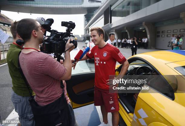 Audi Football Summer Tour China 2015 FC Bayern Muenchen Tag 4: Audi Driving Experience Mario Goetze bei einem Interview vor einem Audi TT auf der...