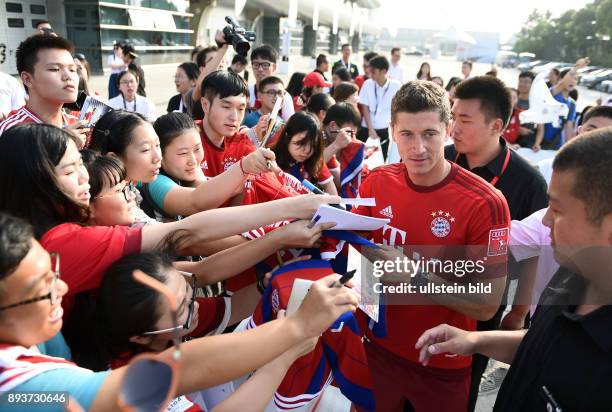 Audi Football Summer Tour China 2015 FC Bayern Muenchen Tag 4: Audi Driving Experience Robert Lewandowski gibt Autogramme am Rande der Formel 1...