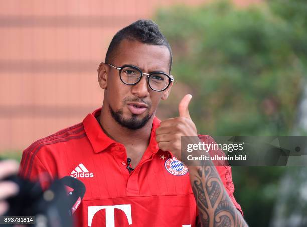 Audi Football Summer Tour China 2015 FC Bayern Muenchen Tag 5: Jerome Boateng beim DFL Interview mit Daumen Hoch