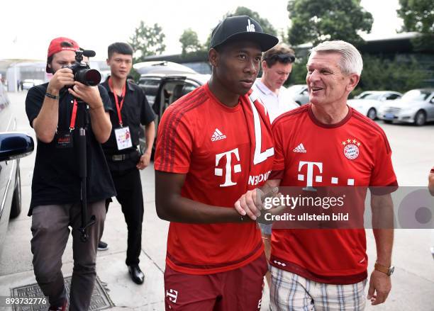 Audi Football Summer Tour China 2015 FC Bayern Muenchen Tag 4: Audi Driving Experience David Alaba mit Xaver Ziller am Rande der Formel 1 Rennstrecke...