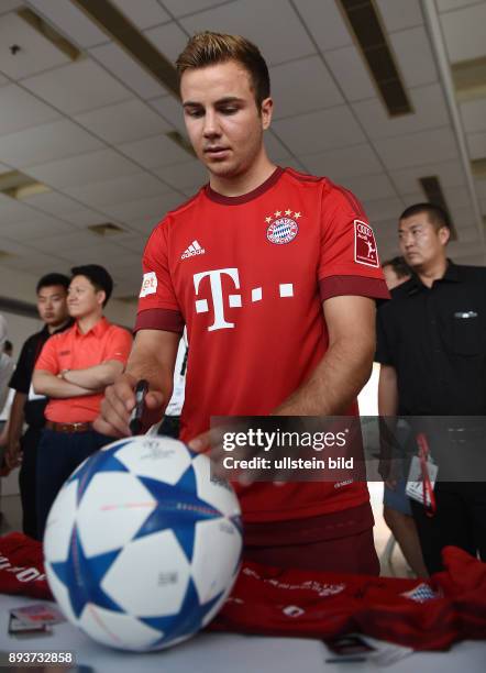 Audi Football Summer Tour China 2015 FC Bayern Muenchen Tag 4: Audi Driving Experience Mario Goetze signiert einen Ball am Rande der Formel 1...