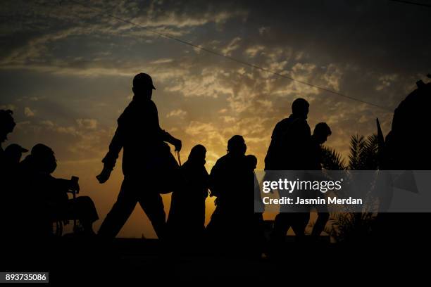 groups of people walking at sunset - arbaeen - fotografias e filmes do acervo