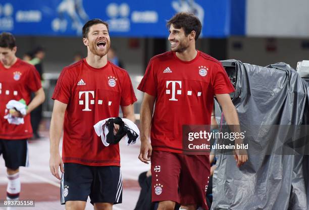 Testspiel Audi Football Summer Tour China 2015 FC Bayern Muenchen FC Bayern Muenchen - Guangzhou Evergrade Xabi Alonso mit Javi Martinez