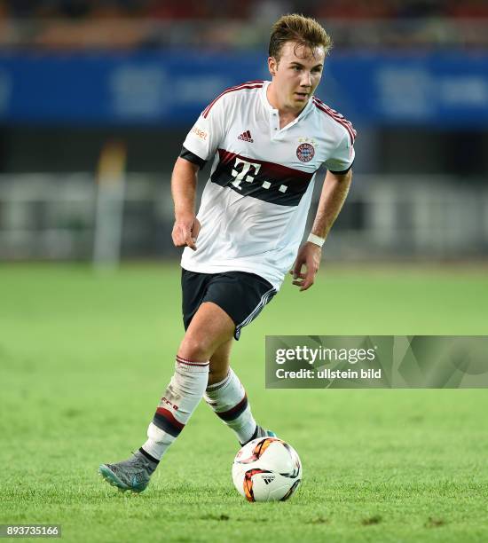 Testspiel Audi Football Summer Tour China 2015 FC Bayern Muenchen FC Bayern Muenchen - Guangzhou Evergrade Mario Goetze am Ball