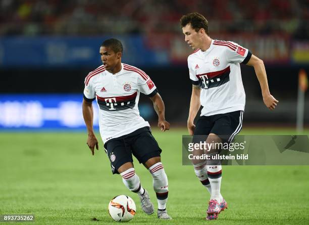 Testspiel Audi Football Summer Tour China 2015 FC Bayern Muenchen FC Bayern Muenchen - Guangzhou Evergrade Douglas Costa am Ball und Phillipp...