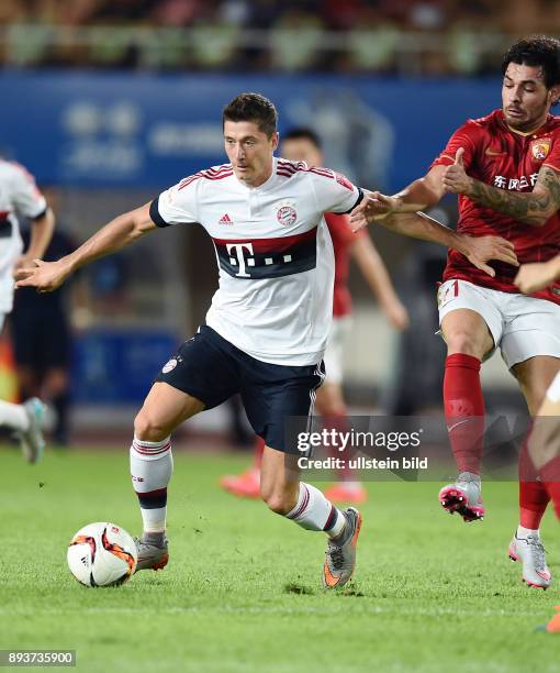 Testspiel Audi Football Summer Tour China 2015 FC Bayern Muenchen FC Bayern Muenchen - Guangzhou Evergrade Robert Lewandowski gegen Ricardo Goulart...