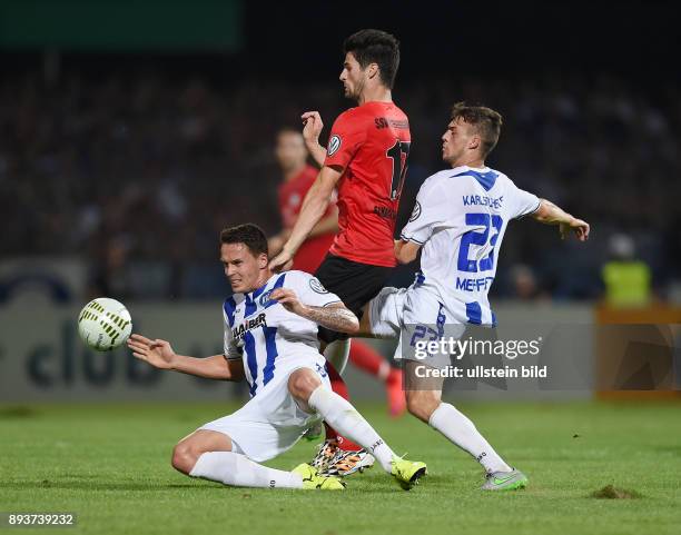 Fussball DFB Pokal 2014/2015 1. Runde SSV Reutlingen - Karlsruher SC Bjarne Thoelke gegen Daniel Schachtschneider und Jonas Meffert