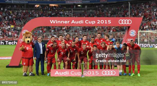 Fussball International Audi Cup 2015 Saison 2015/2016 Finale FC Bayern Muenchen - Real Madrid Gruppenbild des Sieger FC Bayern Muenchen: Maskotchen...