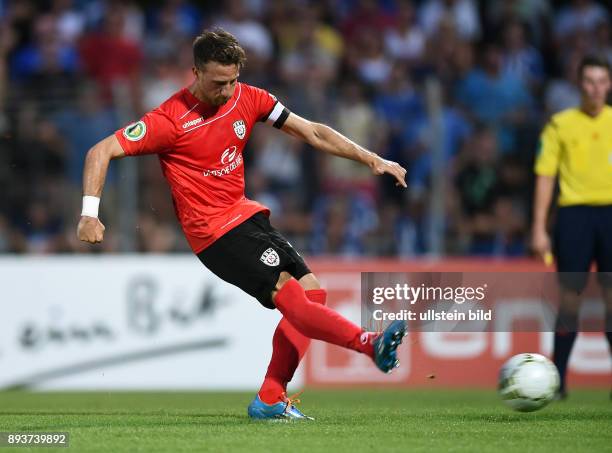 Fussball DFB Pokal 2014/2015 1. Runde SSV Reutlingen - Karlsruher SC Giuseppe Ricciardi erzielt das Tor zum 2-0 per Elfmeter