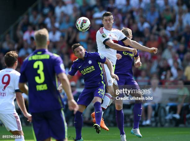 Fussball DFB Pokal 2014/2015 1. Rundein Karlsruhe FC Noettingen - FC Bayern Muenchen Robert Lewandowski gegen Sascha Walter und Marc Schneckenberger