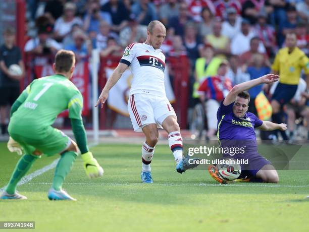 Fussball DFB Pokal 2014/2015 1. Rundein Karlsruhe FC Noettingen - FC Bayern Muenchen Arjen Robben gegen Thorben Schmidt und Torwart Robin Kraski