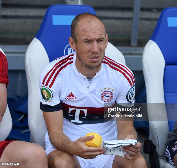 Fussball DFB Pokal 2014/2015 1. Rundein Karlsruhe FC Noettingen - FC Bayern Muenchen Arjen Robben auf der Ersatzbank