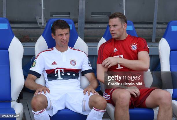 Fussball DFB Pokal 2014/2015 1. Rundein Karlsruhe FC Noettingen - FC Bayern Muenchen Thomas Mueller und Torwart Manuel Neuer auf der Ersatzbank