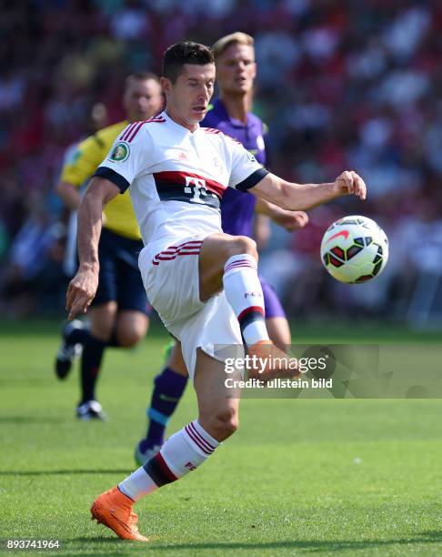 Fussball DFB Pokal 2014/2015 1. Rundein Karlsruhe FC Noettingen - FC Bayern Muenchen Robert Lewandowski am Ball