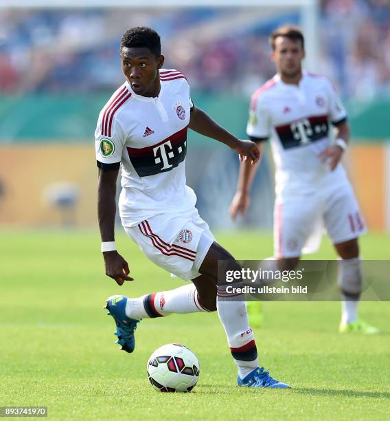 Fussball DFB Pokal 2014/2015 1. Rundein Karlsruhe FC Noettingen - FC Bayern Muenchen David Alaba am Ball