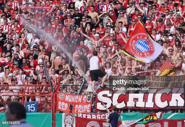 Fussball DFB Pokal 2014/2015 1. Rundein Karlsruhe FC Noettingen - FC Bayern Muenchen Abkuehlung fuer die FC Bayern Fans im Gaestefanblock des...