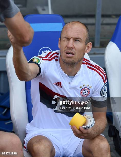 Fussball DFB Pokal 2014/2015 1. Rundein Karlsruhe FC Noettingen - FC Bayern Muenchen Augenzwinkern; Arjen Robben auf der Ersatzbank