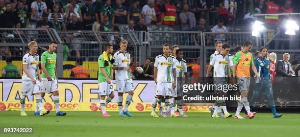 Fussball 1. Bundesliga Saison 2015/2016 1. Spieltag Borussia Dortmund - Borussia Moenchengladbach Enttaeuschung Gladbach; Torwart Yann Sommer, Roel...
