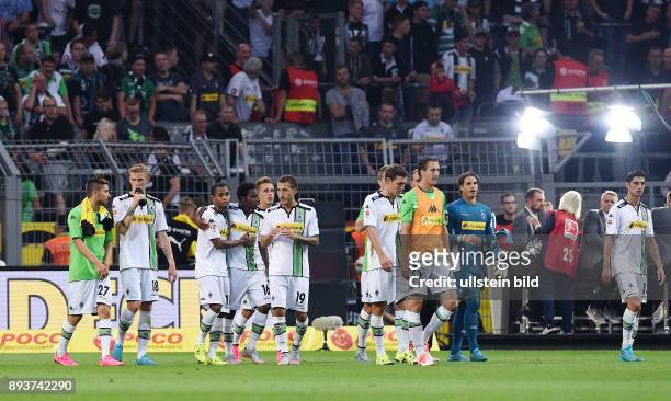 Fussball 1. Bundesliga Saison 2015/2016 1. Spieltag Borussia Dortmund - Borussia Moenchengladbach Enttaeuschung Gladbach; Lars Stindl, Torwart Yann...