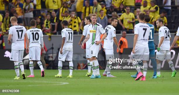 Fussball 1. Bundesliga Saison 2015/2016 1. Spieltag Borussia Dortmund - Borussia Moenchengladbach Enttaeuschung Gladbach; Oscar Wendt, Thorgan...