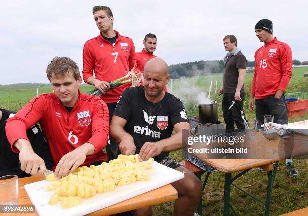 Volleyball 1. Bundesliga 2015/2016 TV Rottenburg beim Teambuildingevent TV R Team bei der Kartoffelernte und Kochen auf dem Acker mit dem Bio...