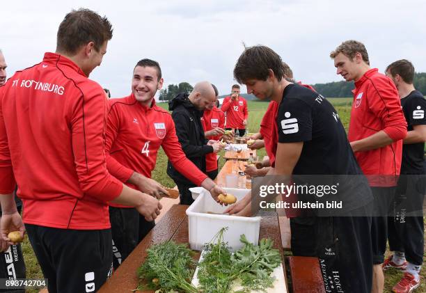 Volleyball 1. Bundesliga 2015/2016 TV Rottenburg beim Teambuildingevent TV R Team bei der Kartoffelernte und Kochen auf dem Acker mit dem Bio...