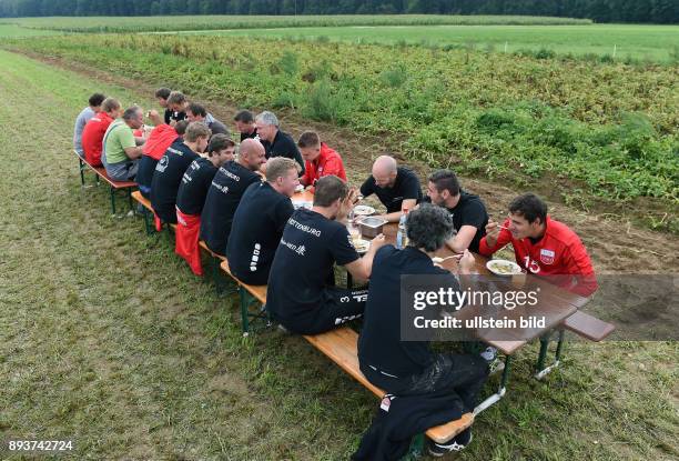 Volleyball 1. Bundesliga 2015/2016 TV Rottenburg beim Teambuildingevent TV R Team bei der Kartoffelernte und Kochen auf dem Acker mit dem Bio...