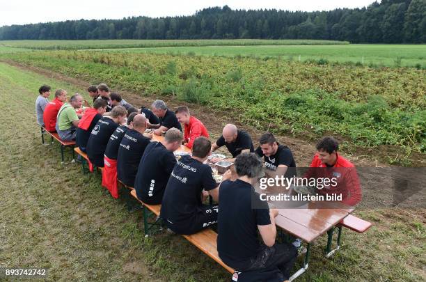 Volleyball 1. Bundesliga 2015/2016 TV Rottenburg beim Teambuildingevent TV R Team bei der Kartoffelernte und Kochen auf dem Acker mit dem Bio...