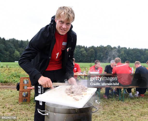 Volleyball 1. Bundesliga 2015/2016 TV Rottenburg beim Teambuildingevent TV R Team bei der Kartoffelernte und Kochen auf dem Acker mit dem Bio...